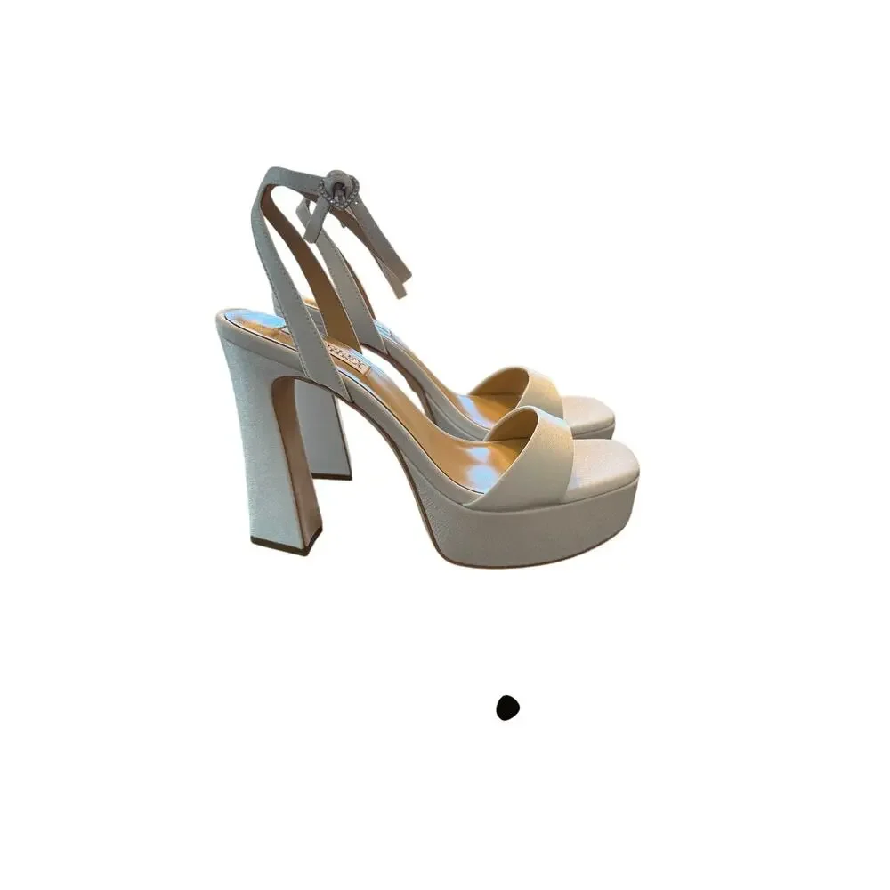 Badgley Mischka Women's White Heart Shaped Buckle Caia Pumps Size 8M